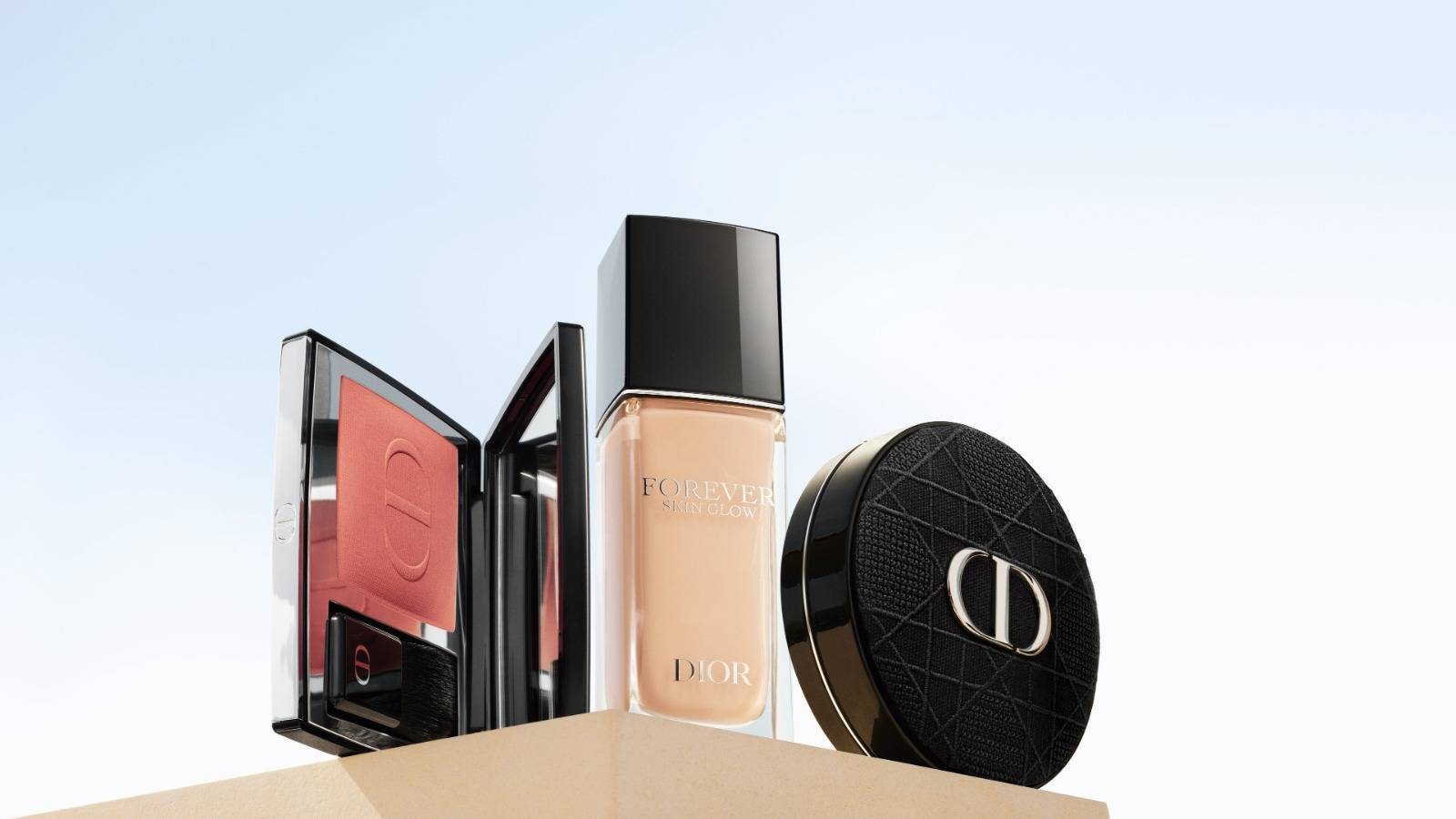 Dior彩妝創作及形象總監Peter Philips挑戰底妝極限，呈獻全新的恆久貼肌底妝程序。（圖片來源：Dior）