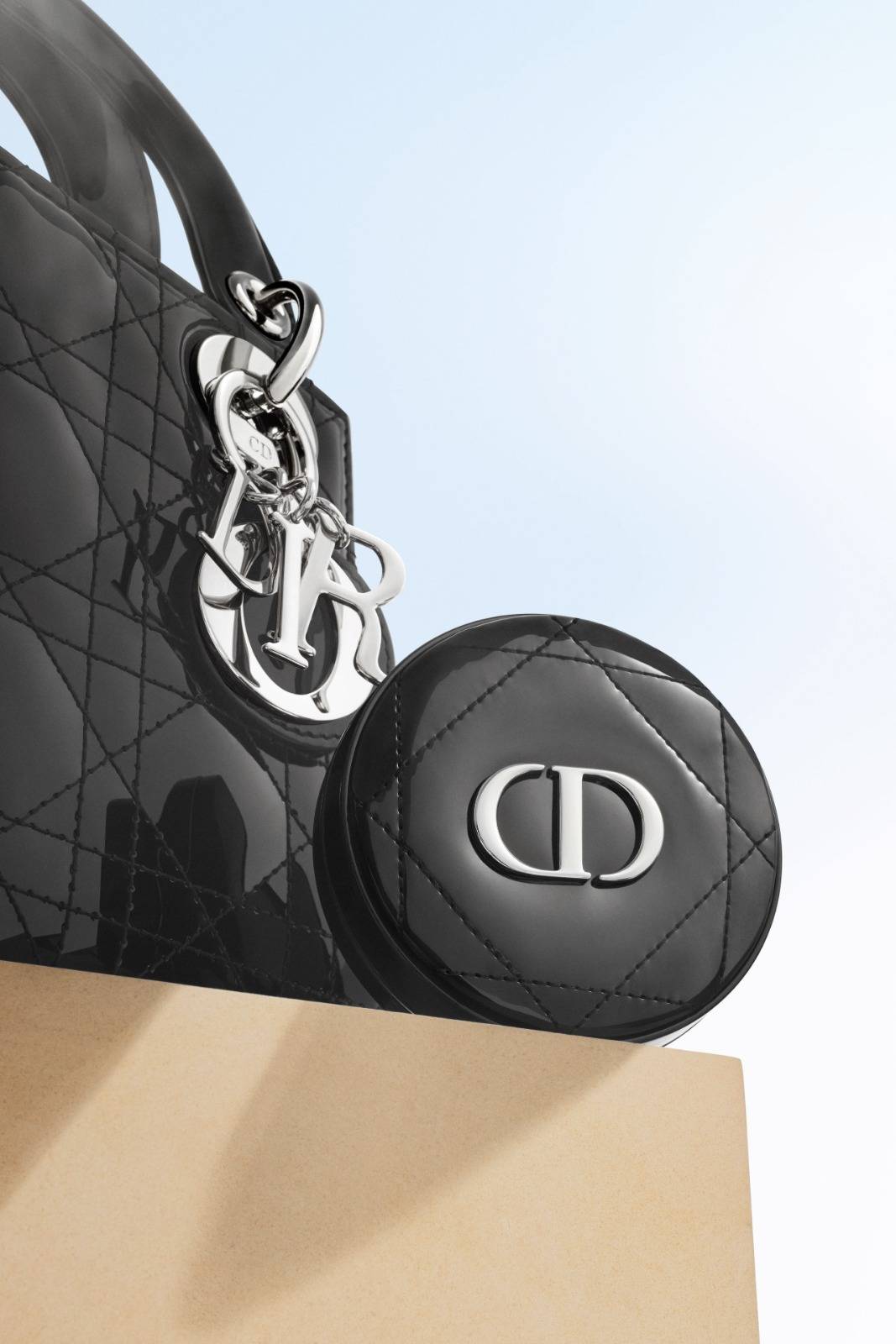 Dior重新設計了恆久貼肌氣墊粉底的粉盒，從經典的Dior時裝作品擷取靈感，呈獻兩款飾上標誌性藤格紋圖騰、經過重新詮釋的高級訂製時尚版本。（圖片來源：Dior）