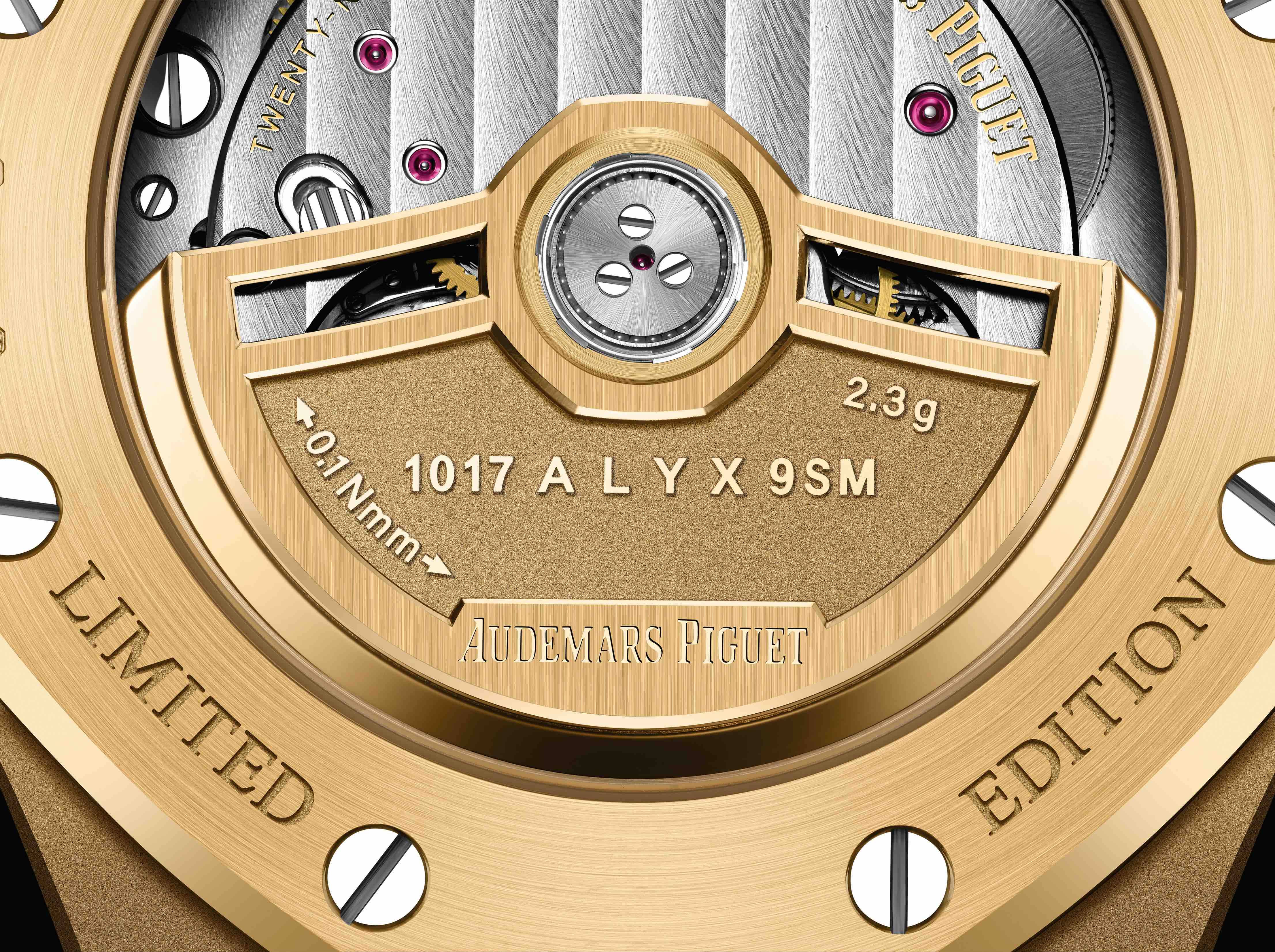 22K 黃金或白金自動盤刻有「1017 ALYX SM」品牌標誌。（圖片來源：MF 編輯部）