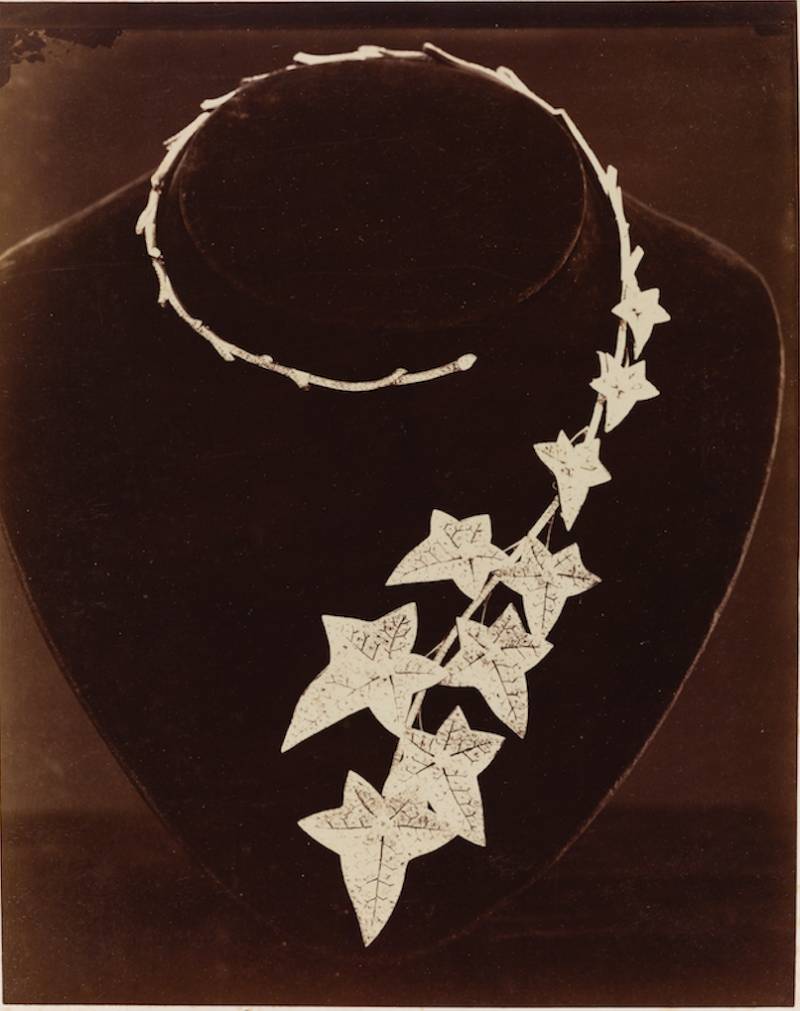 另一展出典藏是品牌最為享負盛名的「問號」項鏈，這款全球首條無鎖扣項鏈曾於1889年世界博覽會勇奪大獎。（圖片來源：Boucheron）