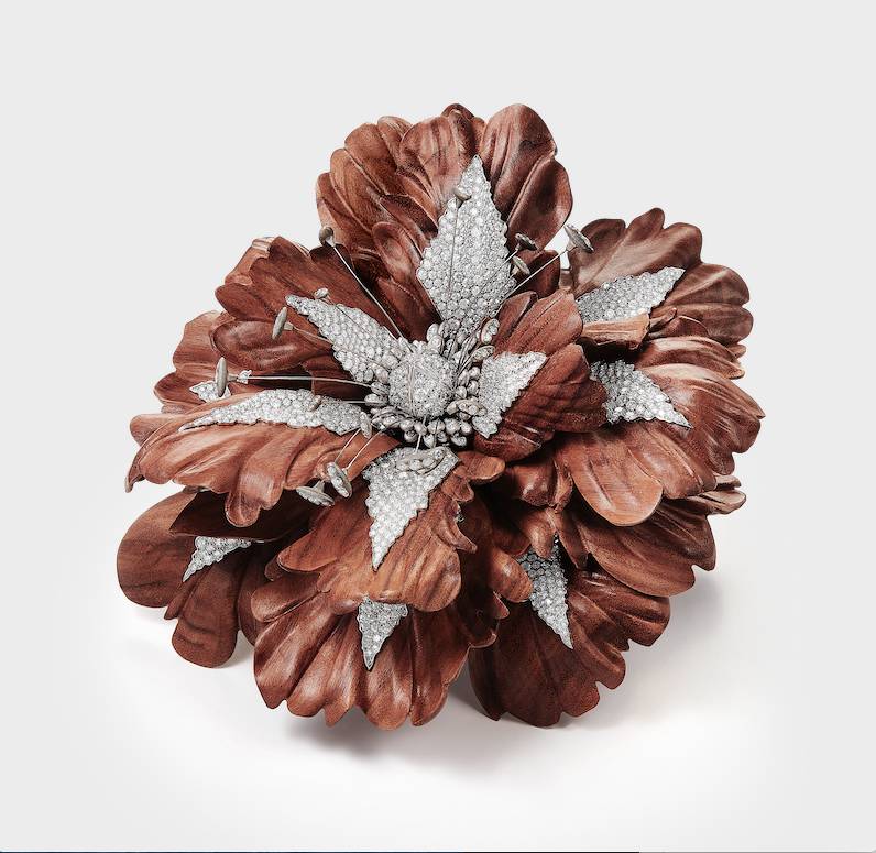 Bois Diamant brooch from Carte Blanche, Ailleurs High Jewelry collection, in palissandre de santos wood, paved with diamonds in white gold（圖片來源：Boucheron）