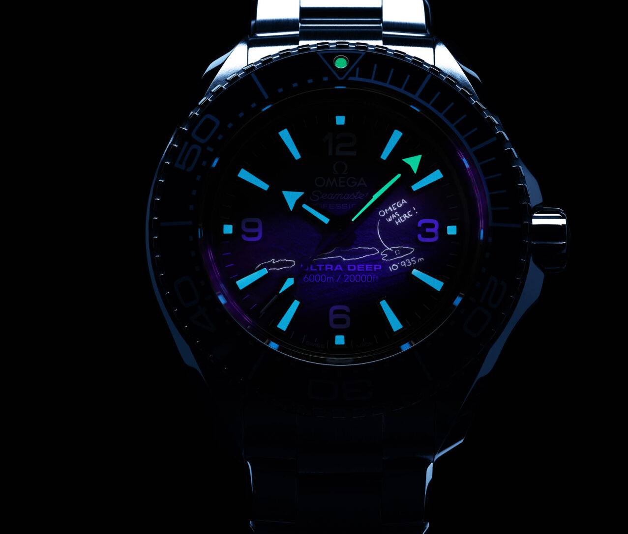 Ultra Deep 6000 米腕錶錶面特別勾勒馬里亞納海溝挑戰者深淵圖案，UV 光源下更會顯現 “OMEGA WAS HERE” 字樣（圖片來源：Omega）