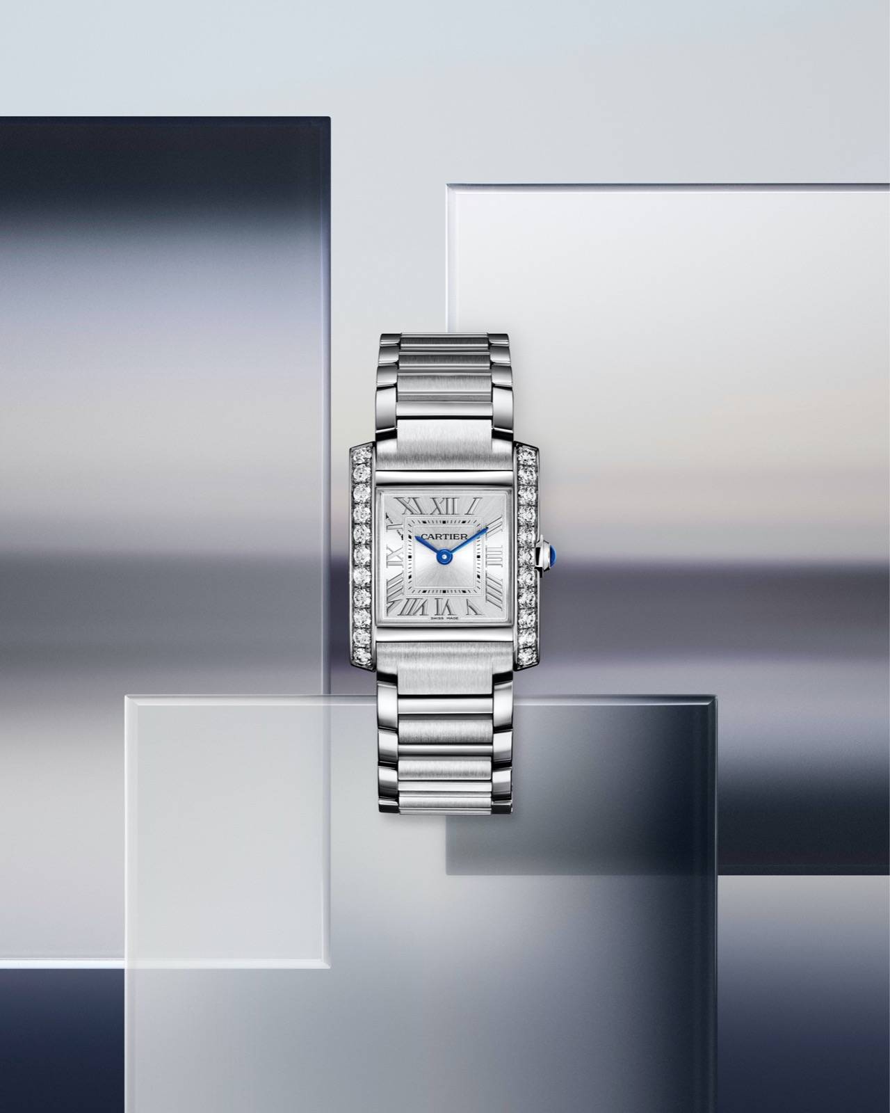 多邊形精鋼錶冠綴以凸圓形藍色合成尖晶石，呼應藍鋼指針。（圖片來源：Cartier）