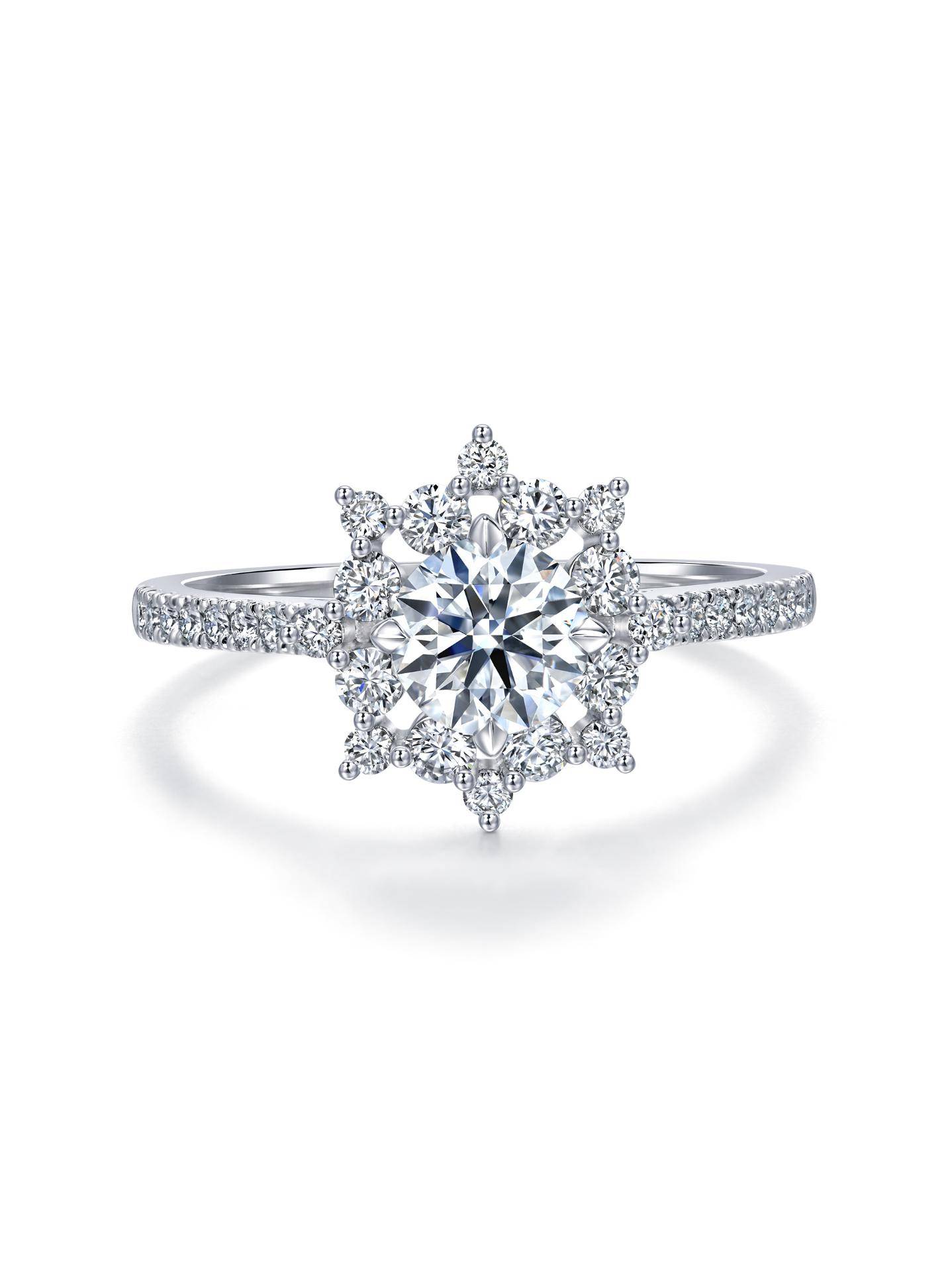 Infini Love Diamond™光環系列900鉑金鑽石戒指（圖片來源：周生生）