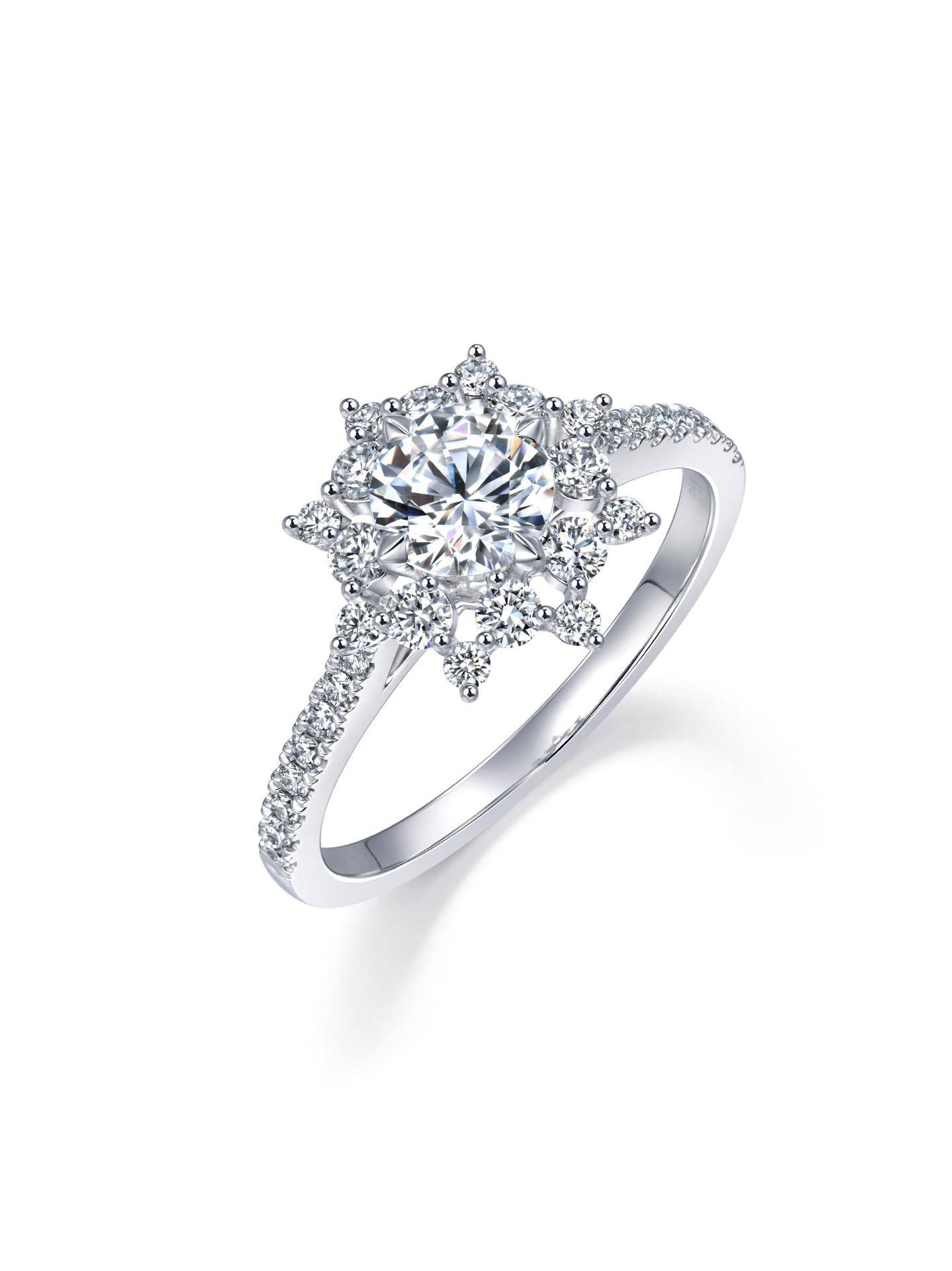 Infini Love Diamond™光環系列900鉑金鑽石戒指（圖片來源：周生生）