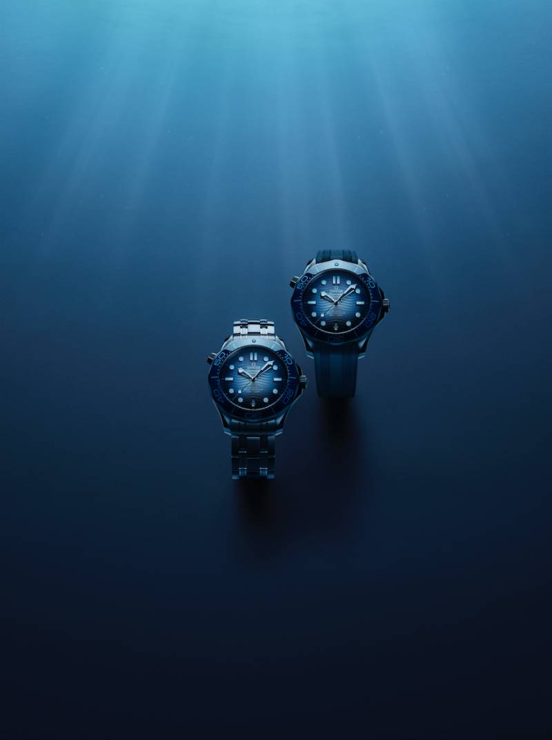 42mm 海馬潛水 300 米不銹鋼腕錶可選配相同材質的錶鏈帶或藍色橡膠錶帶（圖片來源：Omega）