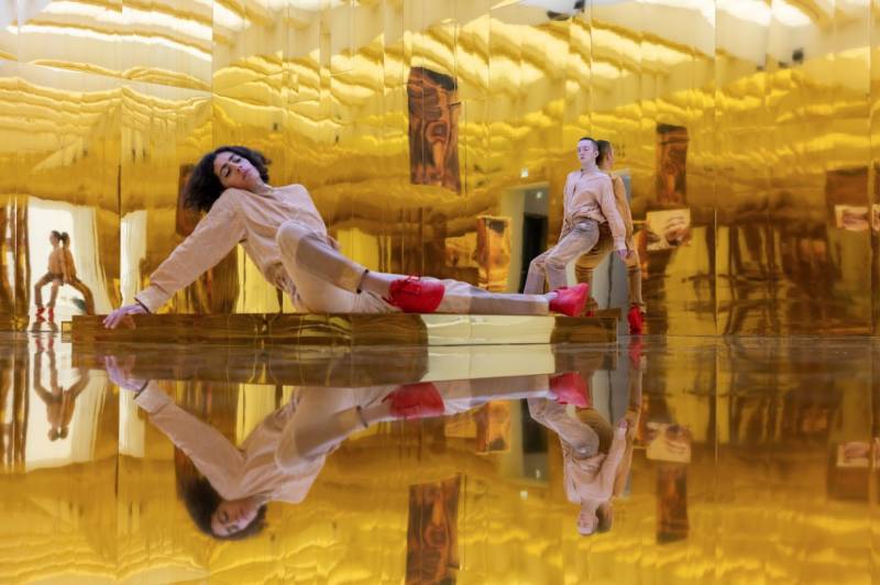 「我會是你的鏡子」，現場裝置，混合媒介，尺寸不定，大館當代美術館，2023 ，舞者：Maria Hassabi、Mickey Mahar。（圖片來源：Thomas Poravas）