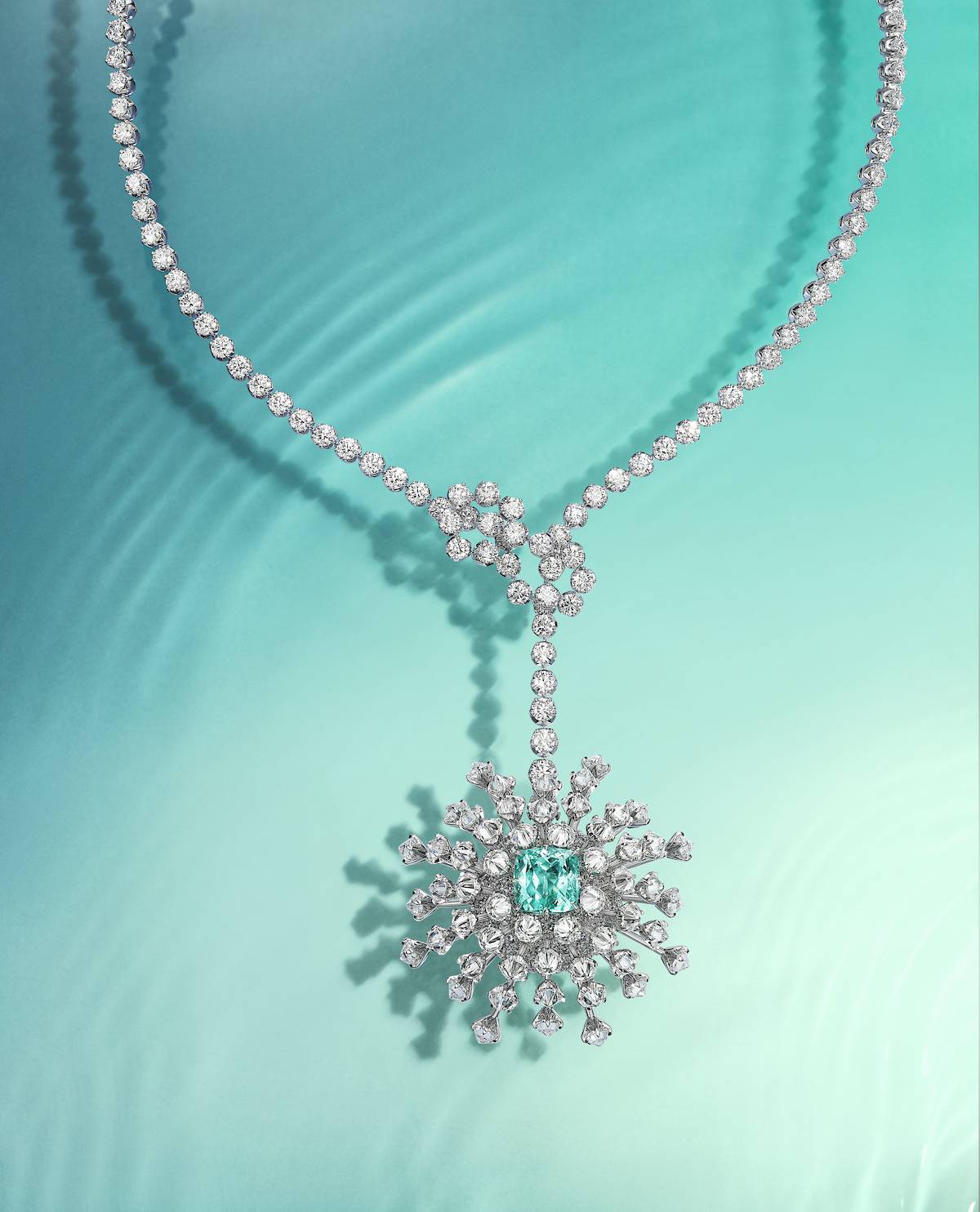 「花舞海葵 」項鏈展示18k白金鑲逾6克拉藍色含銅鋰碧璽、綠松石及鑽石吊墜。（圖片來源：Tiffany & Co.）