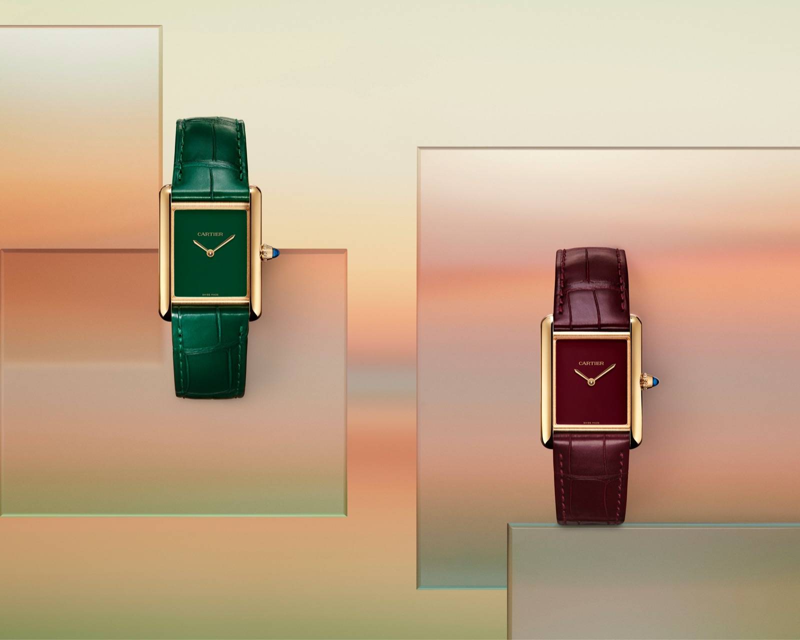 鱷魚皮錶帶的顏色呼應紅色與綠色的真漆錶盤。（圖片來源：Cartier）