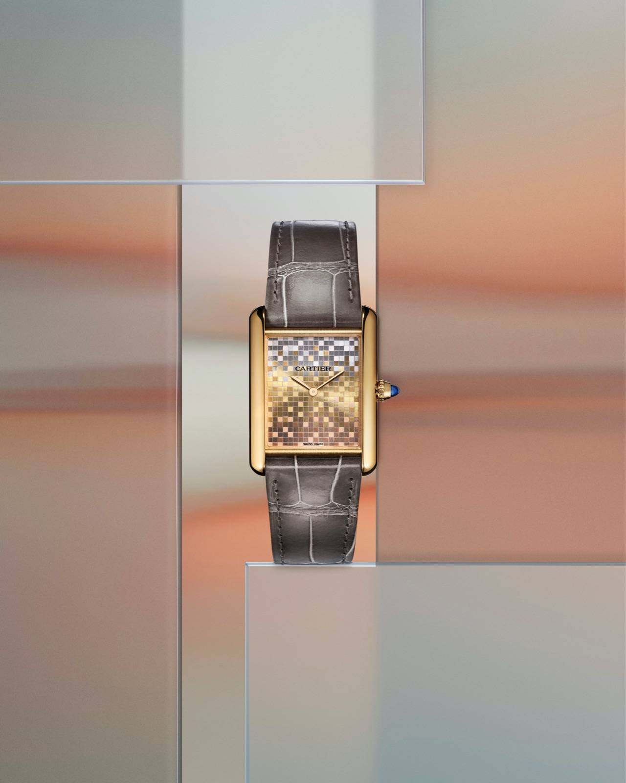 灰褐色鱷魚皮錶帶 Tank Louis Cartier 腕錶以三色金色鍍層飾面錶盤致敬 1970 年代 Tank Must 腕錶的錶盤設計。（圖片來源：Cartier）