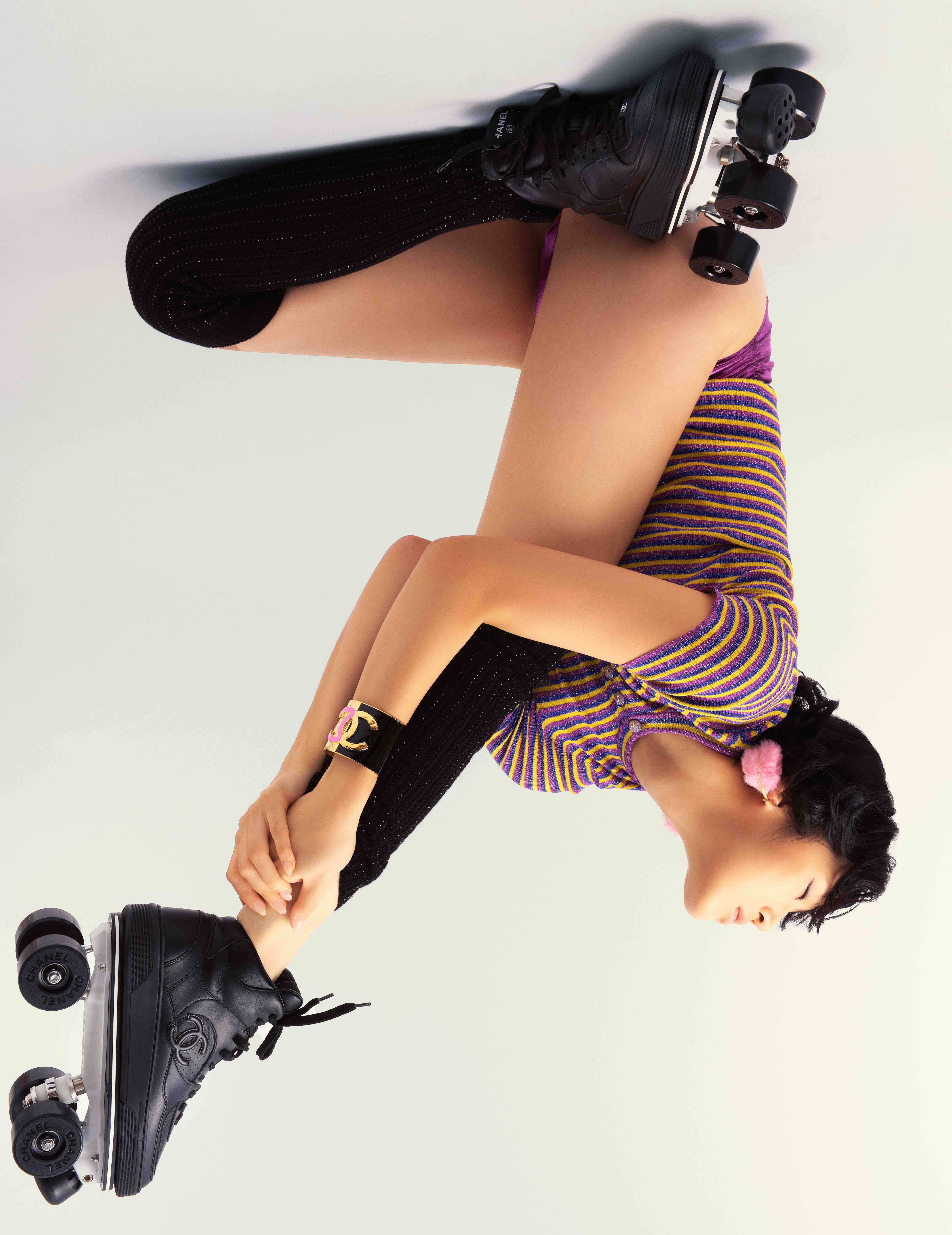 top, short pants, earrings, bracelets and roller skates CHANEL（圖片來源：MF編輯部）