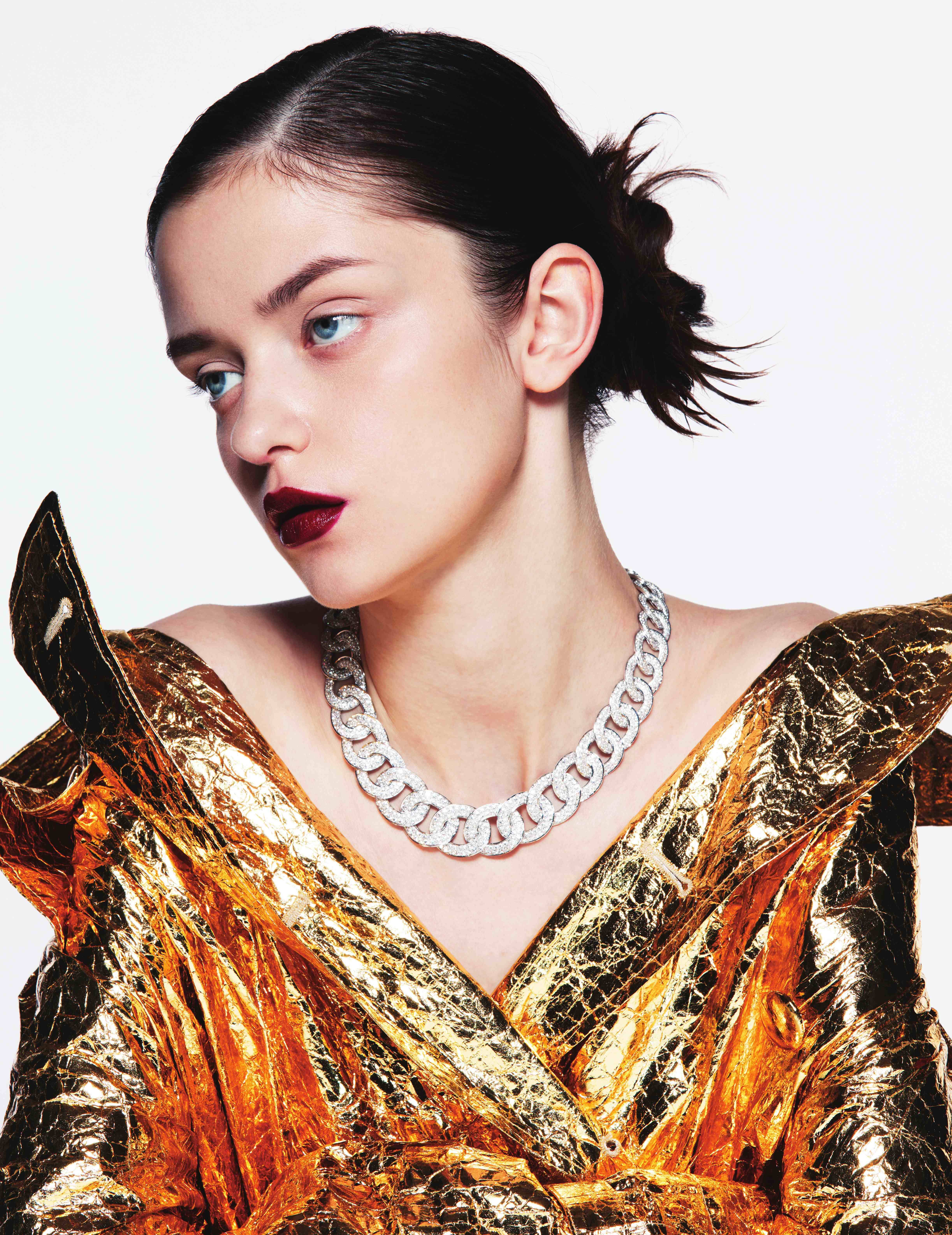 Olympia necklace, rhodium plated 18K white gold, set with diamonds. VAN CLEEF & ARPELS coat DOLCE & GABBANA（圖片來源：MF 編輯部）
