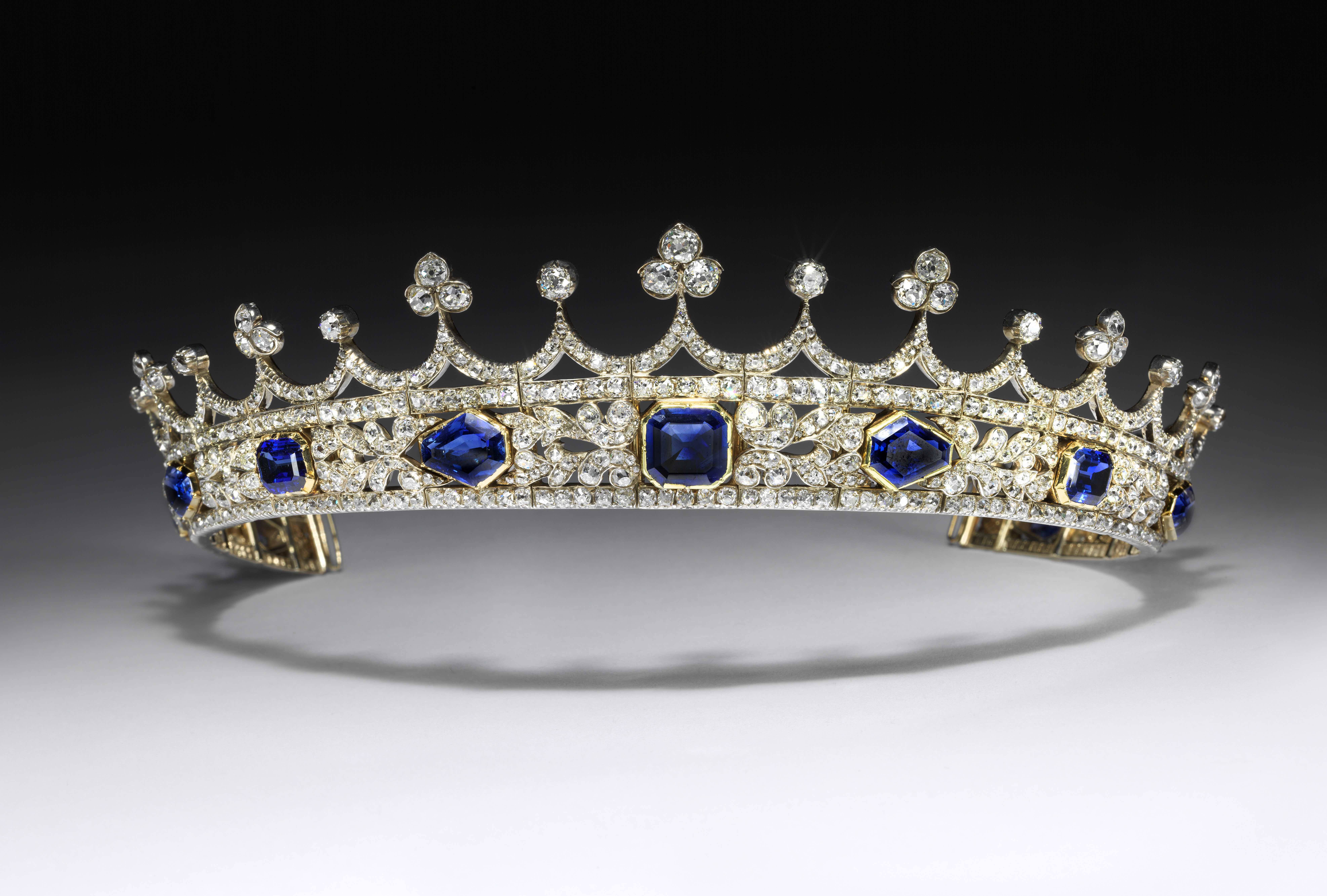 戒指靈感設計來自V&A博物館的永久館藏的維多利亞女皇鑽石及藍寶石皇冠。（圖片來源：Victoria and Albert Museum）
