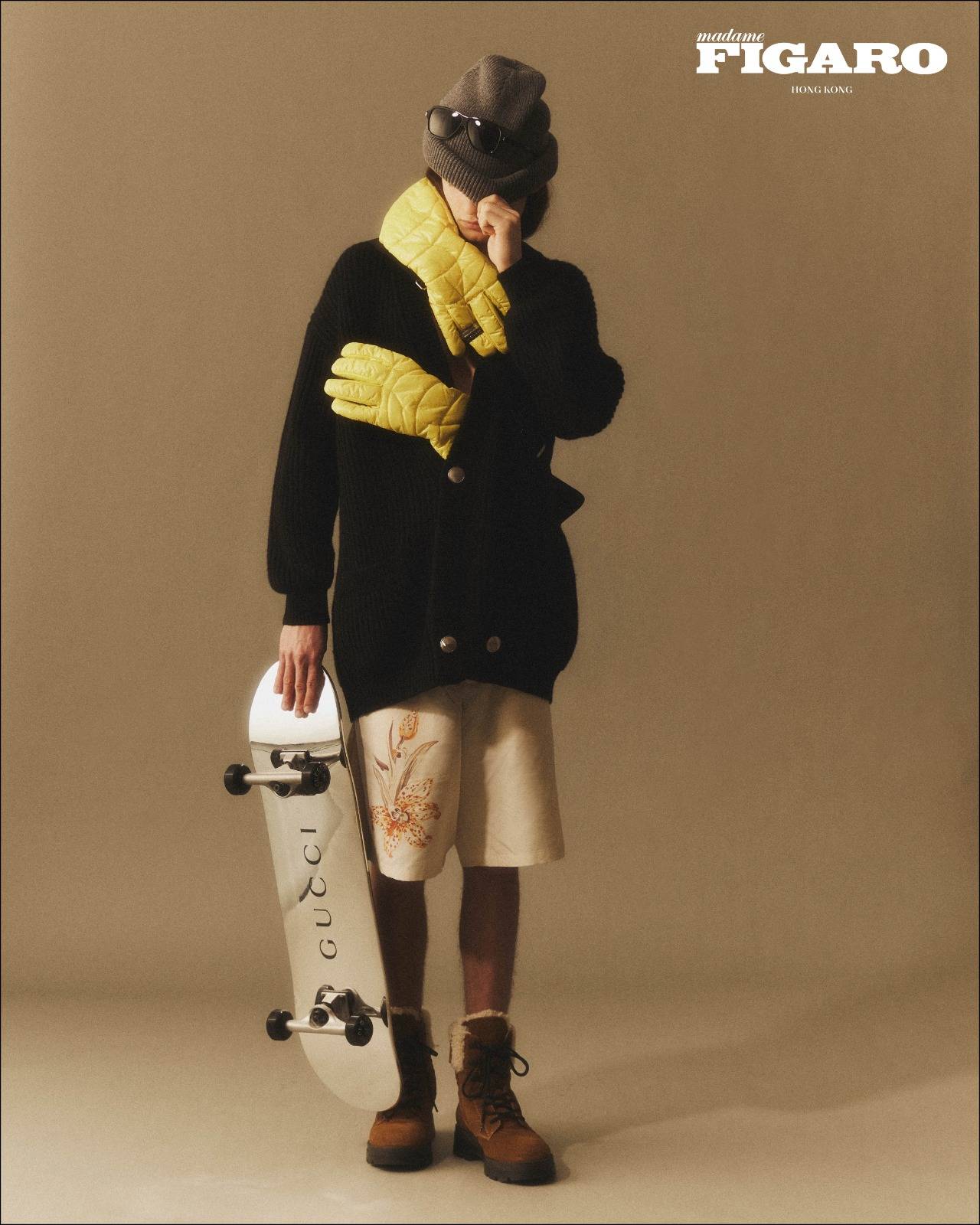cardigan & shorts PRADA shoes GIUSEPPE ZANOTTI hat, bag & skateboard GUCCI gloves MONCLER X ADIDAS sunglasses SAINT LAURENT BY ANTHONY VACCARELLO（圖片來源：MF編輯部）