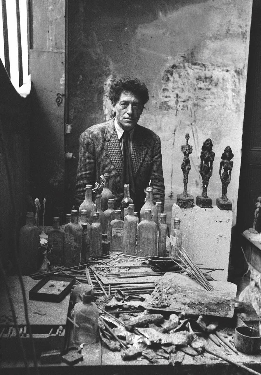 Alberto Giacometti in his atelier, Paris 1954, Collections Photo Elysée.（圖片來源：Sabine WEISS）