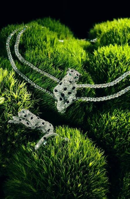 Panthère de Cartier high jewellery necklace and ring in 18k white gold with onyx, emerald and diamond<br /> CARTIER（圖片來源：MF編輯部）