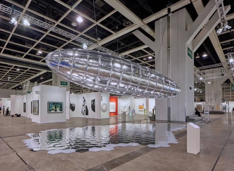 LEE BUL Willing To Be Vulnerable - Metalized Balloon V3, 2015/2019 Nylon taffeta cloth, polyester with aluminum foil, fan, electronic wiring 90.55 x 393.7 x 90.55 inches 230 x 1,000 x 230 cm（圖片來源：Lehmann Maupin）