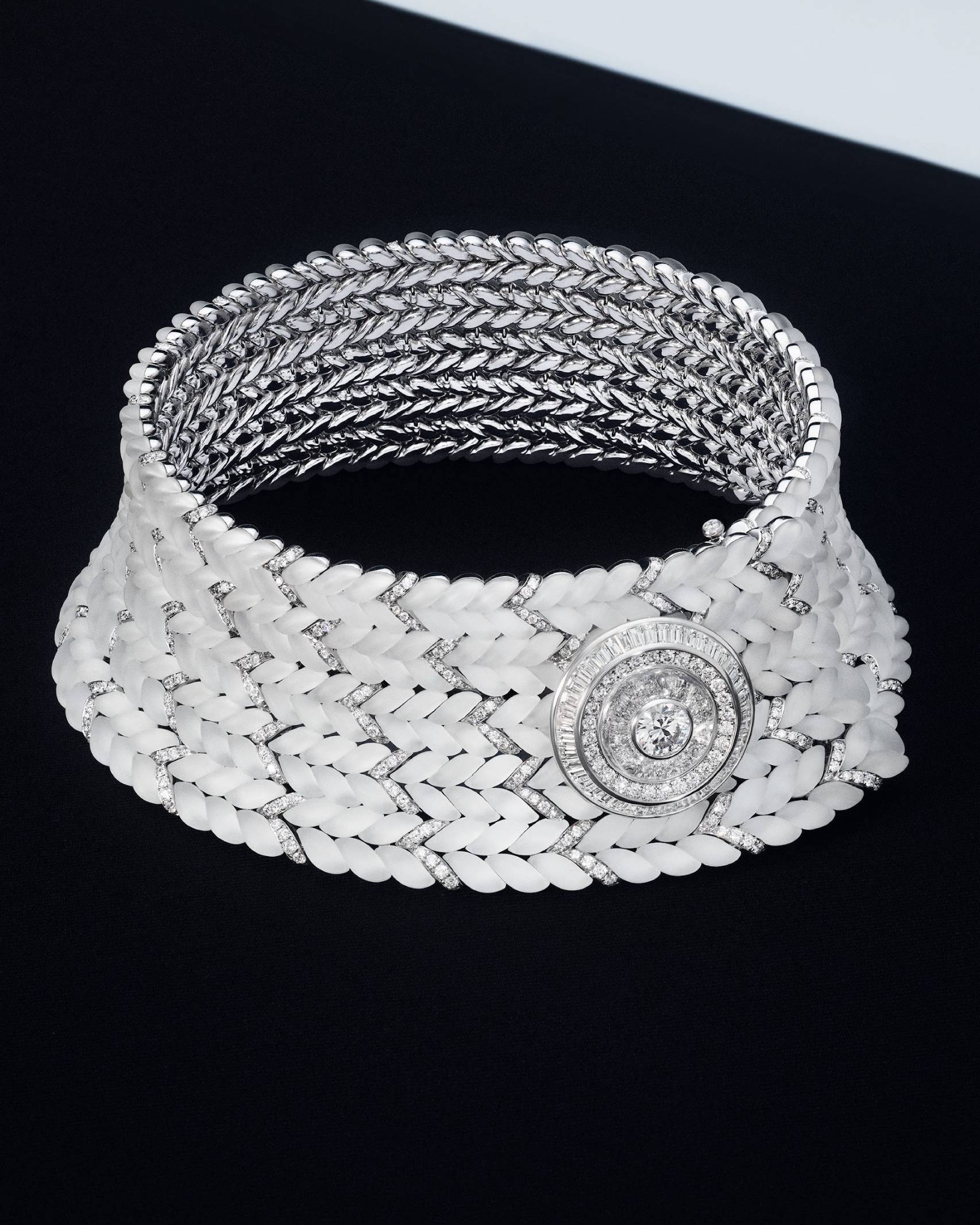 Tricot necklace set with a 2.01 ct round diamond and rock crystal, paved with diamonds, in gold（圖片來源：BOUCHERON）