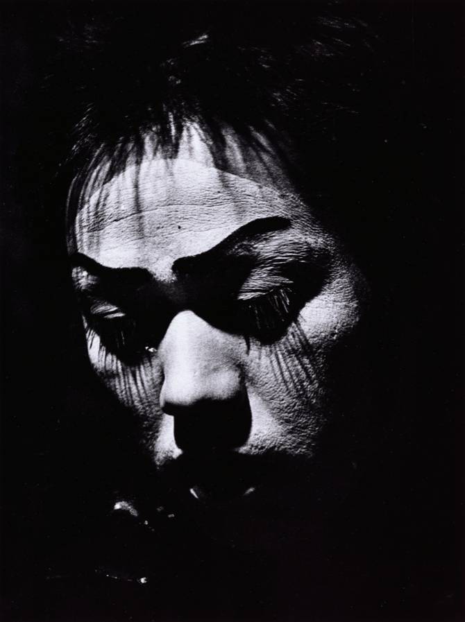 森山大道《日本劇場寫真帖——演員的肖像》1968 年攝、1970 至 1980 年印，法國國家圖書館，巴黎（圖片來源：Daido Moriyama Photo Foundation）