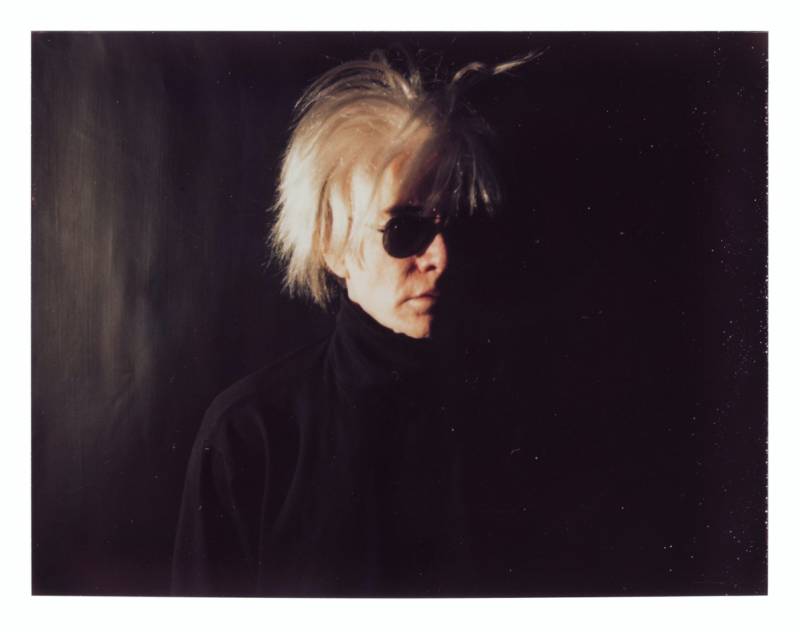 Andy Warhol Self-Portrait in Fright Wig, 1986 Polaroid 3 3/8 x 4 1/4 inches (8.4 x 10.8 cm)（圖片來源：Gagosian）