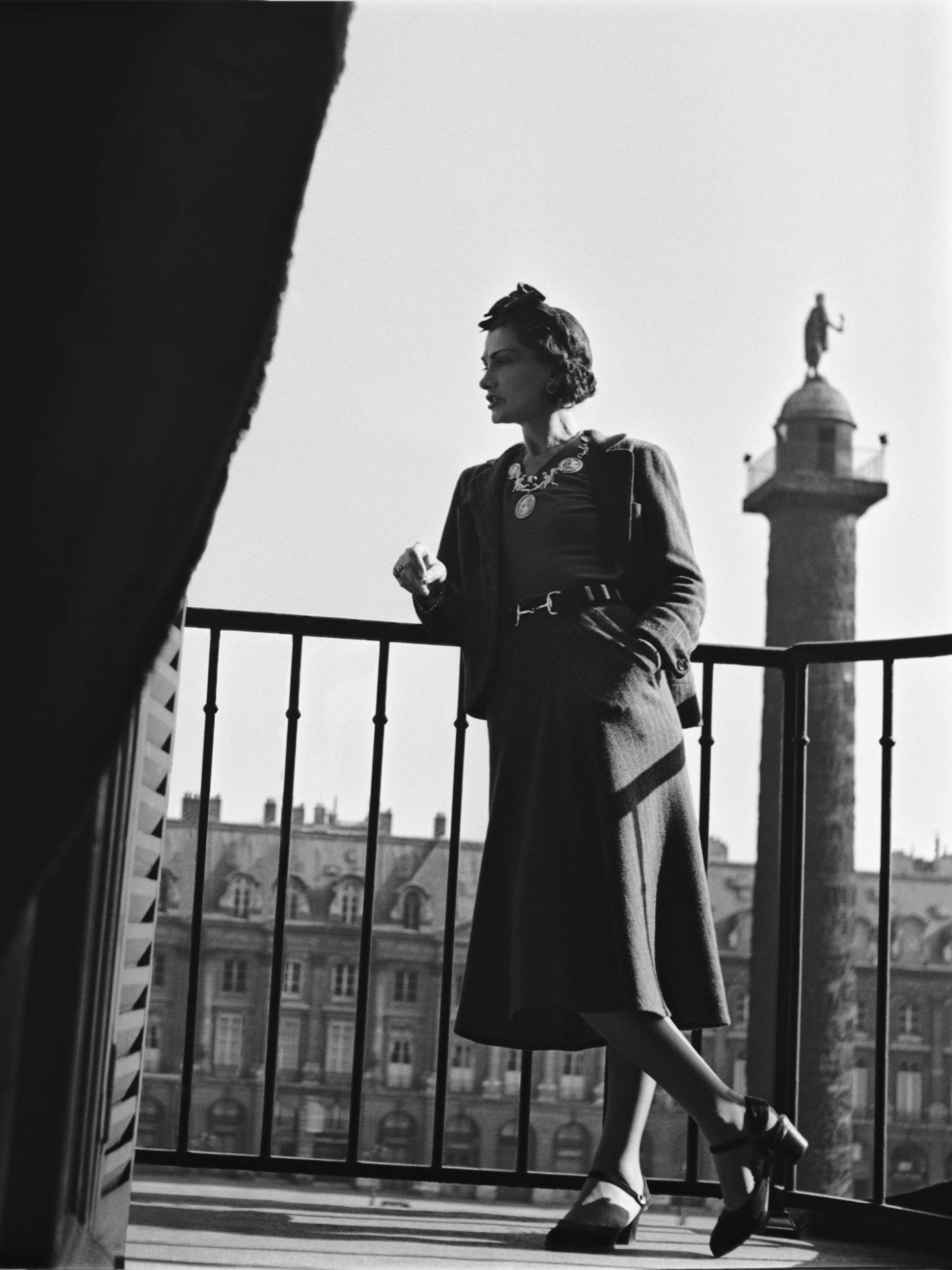 攝於1937年，Gabrielle Chanel長居Ritz Paris 酒店套房的露台（圖片來源：CHANEL）