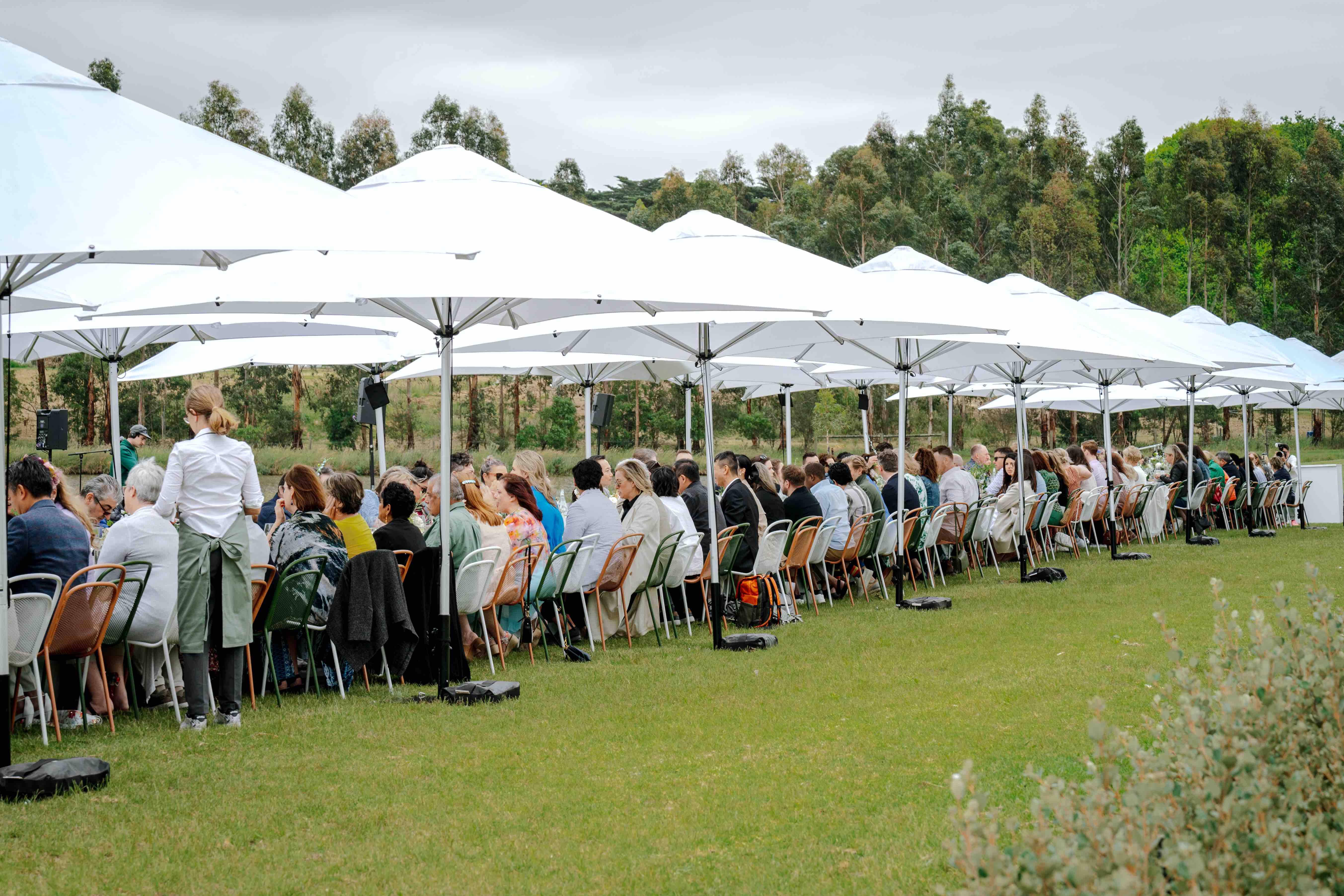 延綿過百米的長餐桌，120 位來自世界各地的饕客並肩而坐，享用一頓華麗盛宴（圖片來源：Photo Courtesy of VISIT VICTORIA）