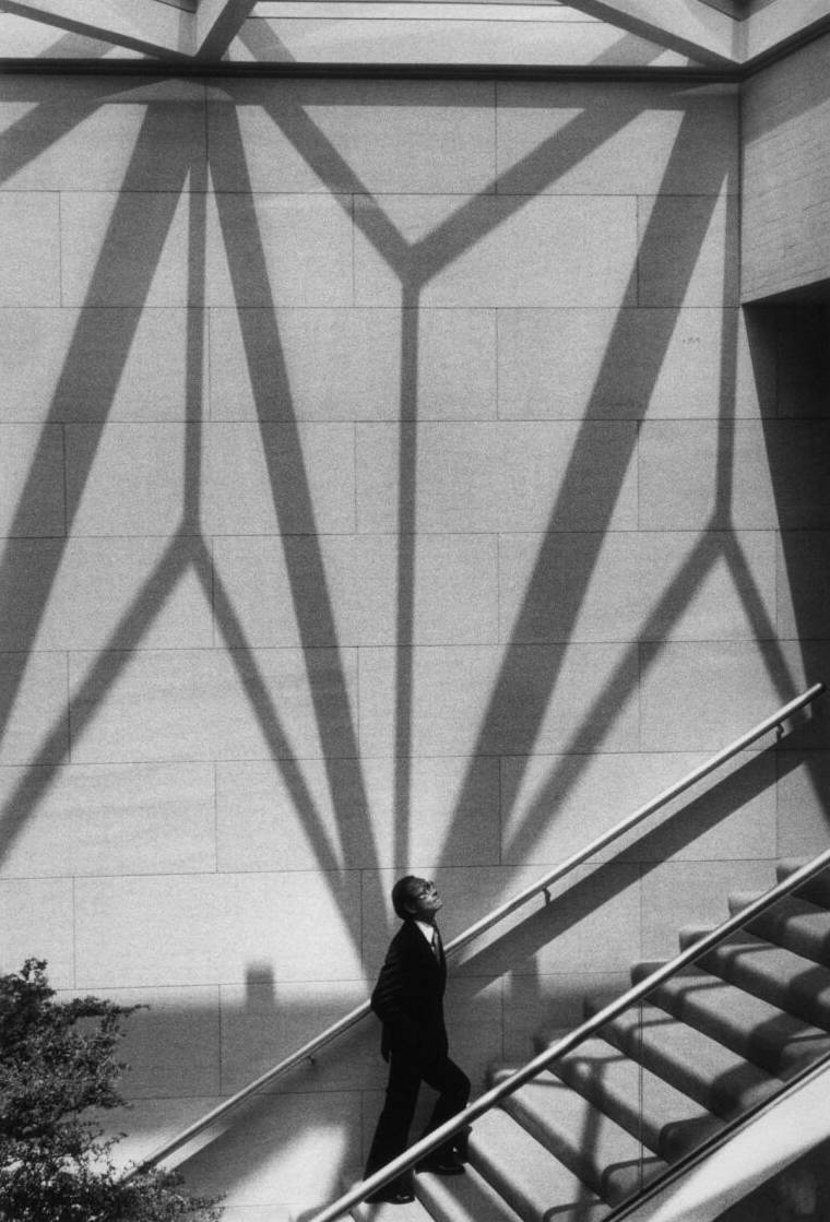貝聿銘走上華盛頓特區國家美術館東館的樓梯（圖片來源：Marc Riboud/Fonds Marc Riboud au MNAAG/Magnum Photos）