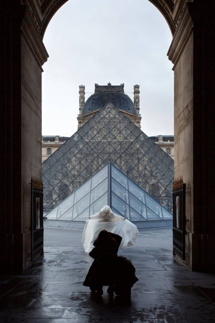 一名新娘在巴黎羅浮宮黎塞留通道留影。由M+委約拍攝，2021年。 （圖片來源： Giovanna Silva）