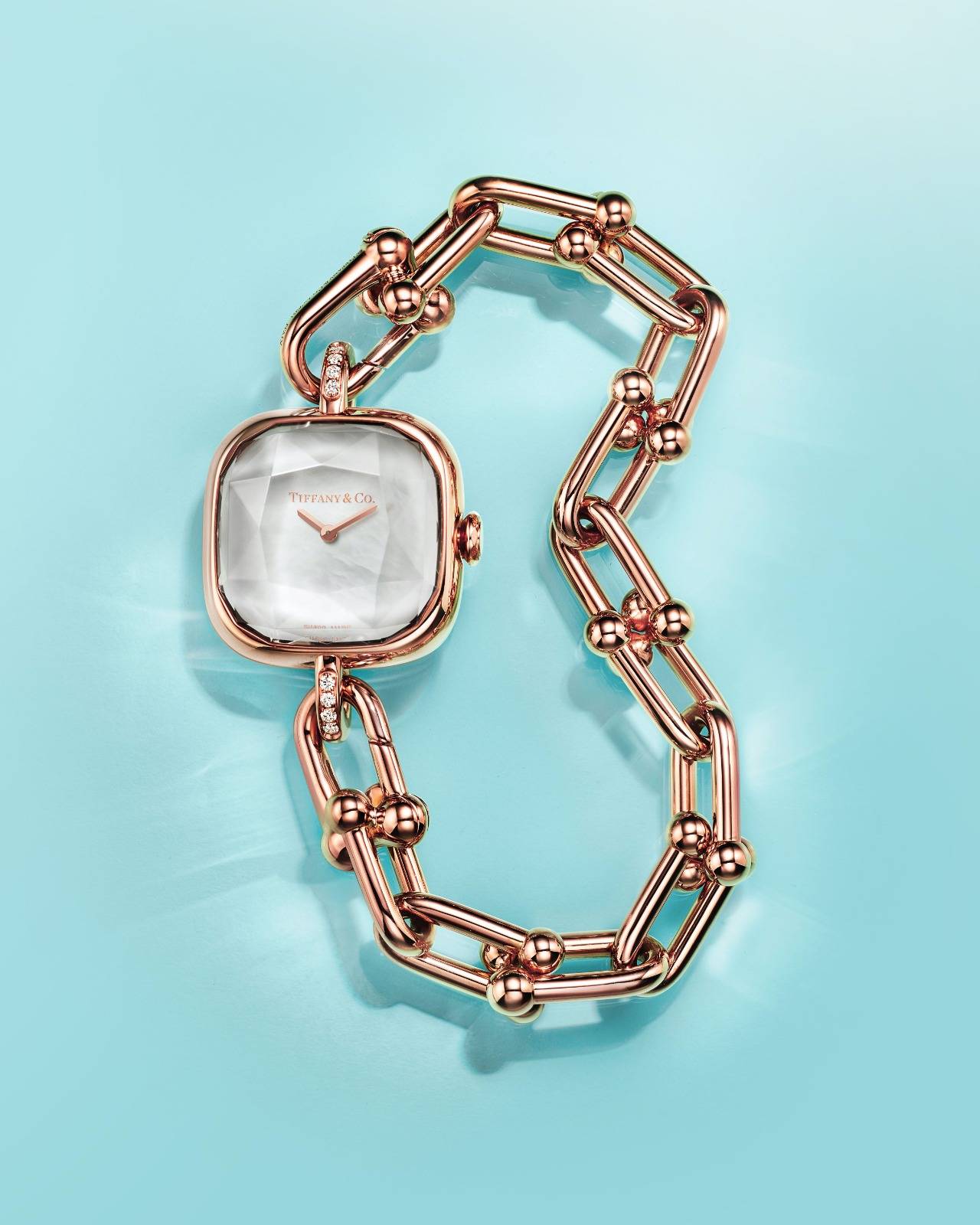 Tiffany HardWear 18k玫瑰金及白色珍珠母貝鑲鑽石腕錶 港幣$154,000 (圖片來源：Tiffany & Co.)