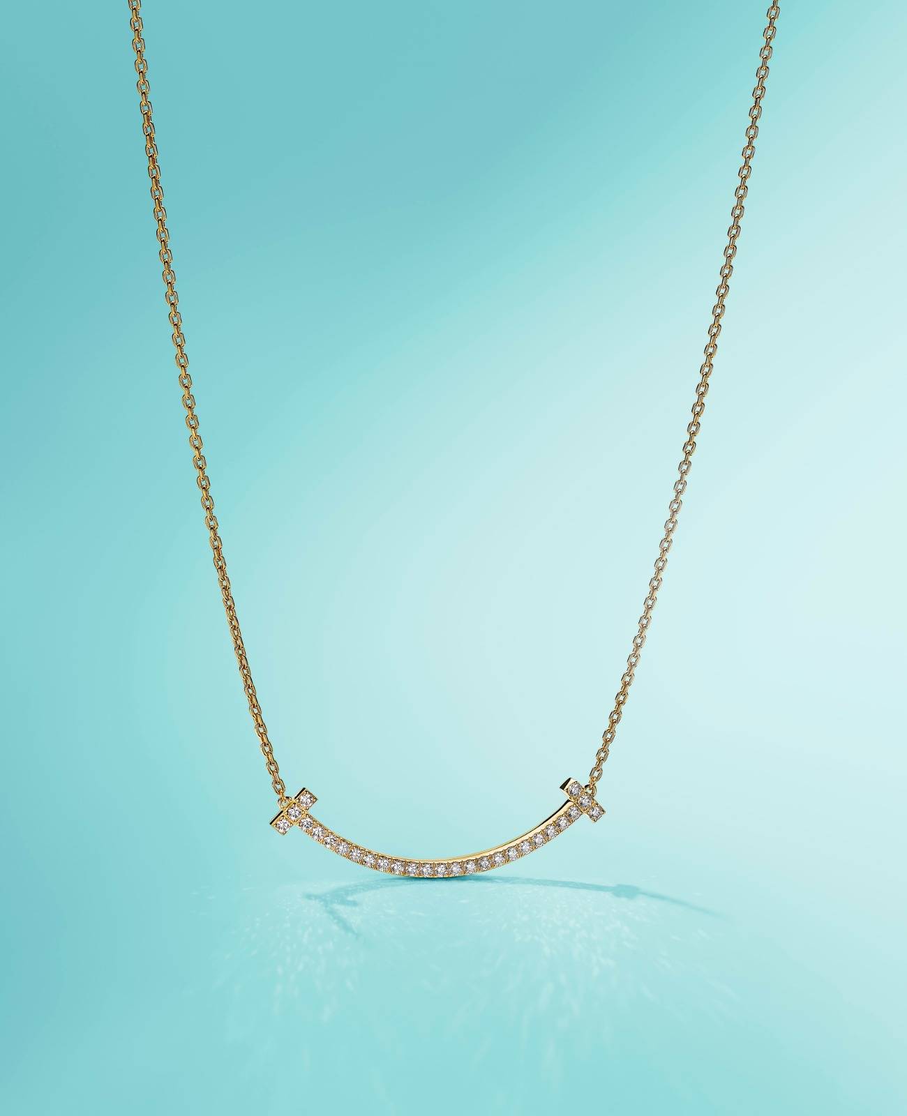 Tiffany T Smile 18k黃金鑲鑽石吊墜 港幣$57,000 (圖片來源：Tiffany & Co.)