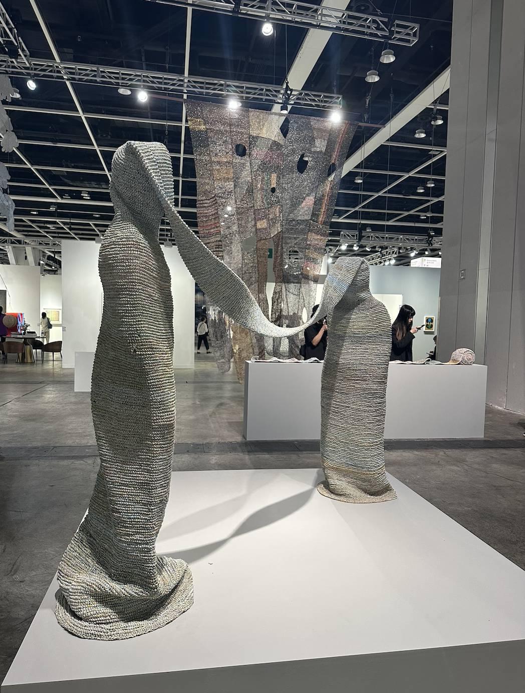 Art Basel香港2025現場直擊5大展區看點、藝廊及藝術家陣容！一文盡覽日期/票價/展區/熱門展品| Art | Madame Figaro  Hong Kong