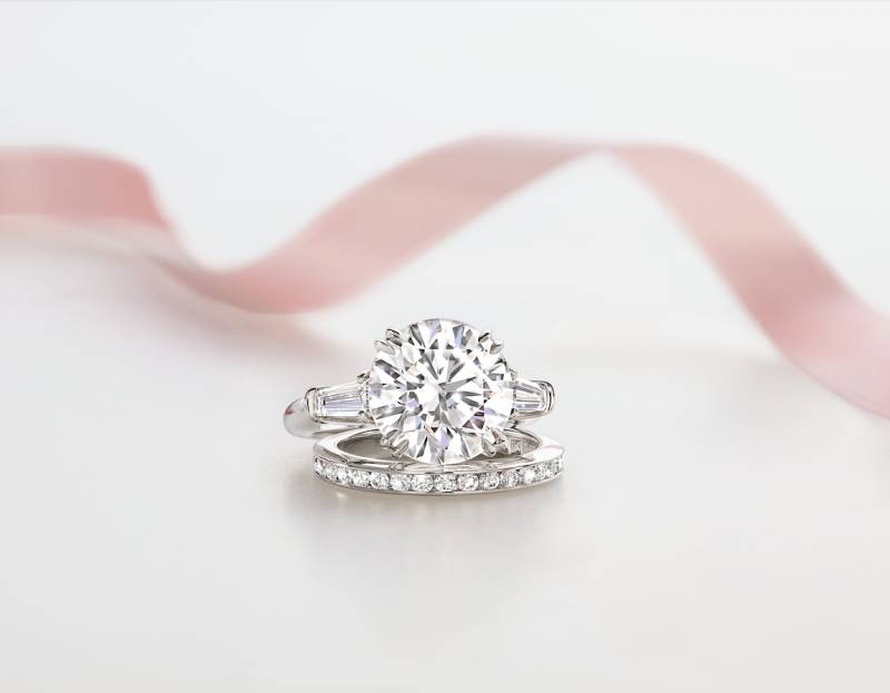 HARRY WINSTON Classic Winston圓形明亮式切工鑽石戒指，配搭鑽石線戒