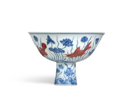 青花釉裏紅魚藻紋高足盌（圖片來源：蘇富比）